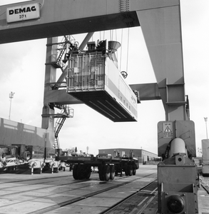 171654 Afbeelding van het vervoer van containers met de Delta Express (Intercontainer van de N.S. en de Deutsche ...